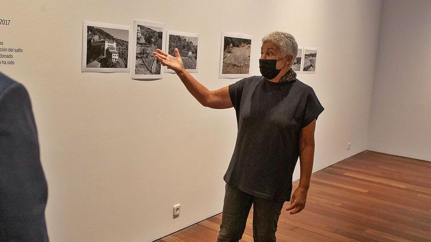 Cristina Zelich explica su muestra “Fuera del mapa. Paisaje y distopía” sobre el efecto de la mano del hombre sobre el medioambiente. | Emilio Fraile