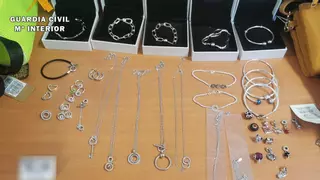 Intervenidas en Peñarroya-Pueblonuevo 165 falsificaciones a la venta en un puesto del mercadillo