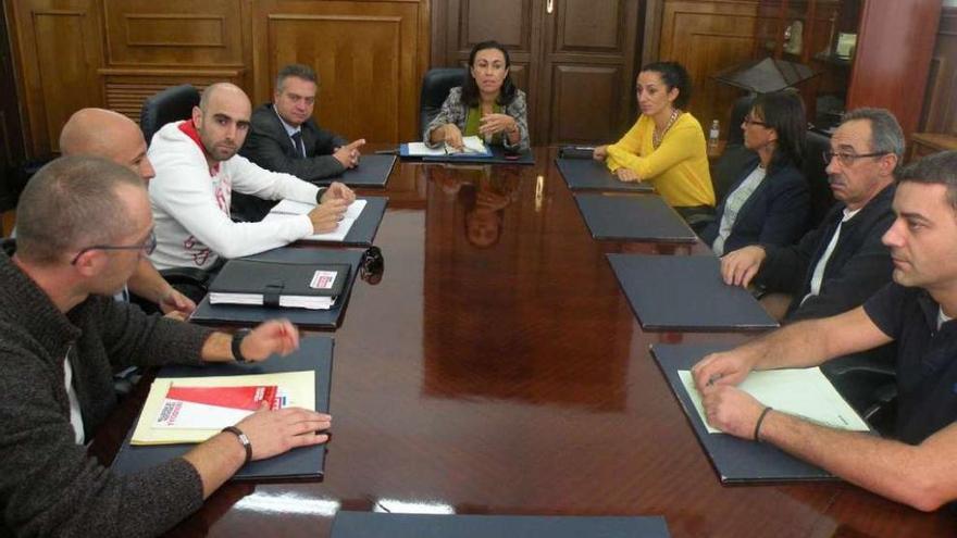 La alcaldesa, María Ramallo, recibió ayer a los representantes del comité de empresa de Elnosa.  // S.A.