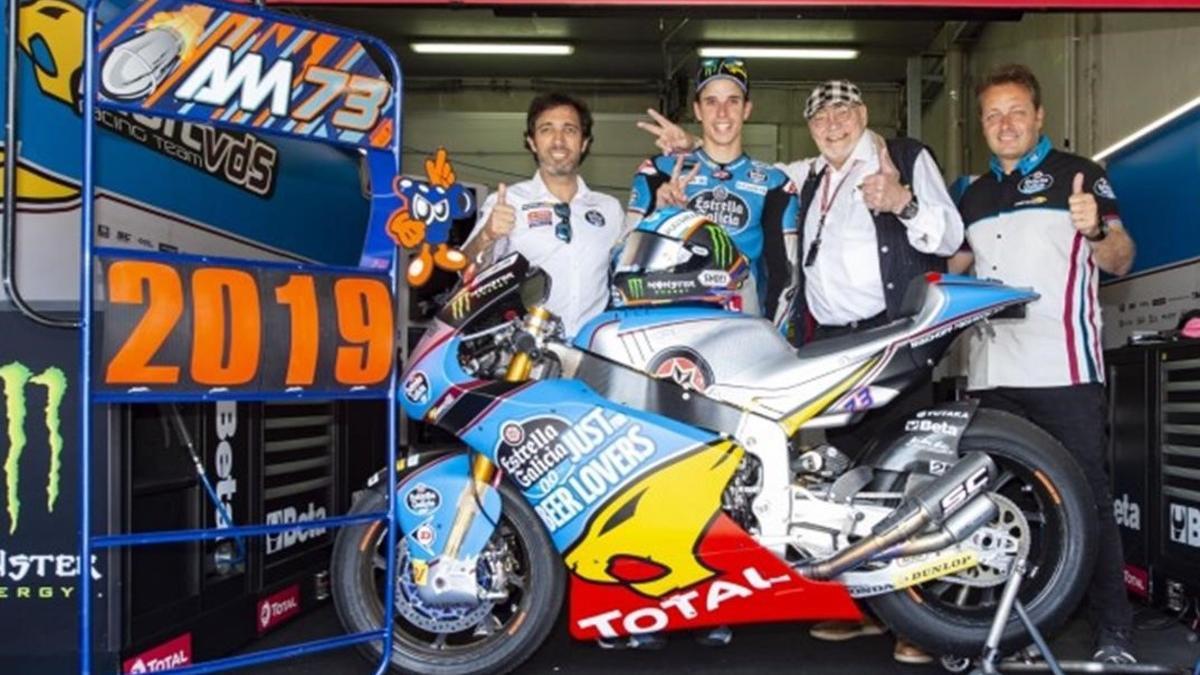 Àlex Márquez, en el centro, junto a los máximos responsables del equipo de Moto2 en el que continuará.