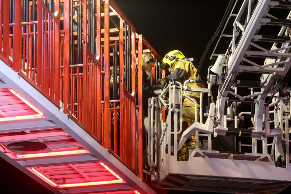 Los Bomberos rescatan a trece personas atrapadas en una atracción de feria en Benidorm