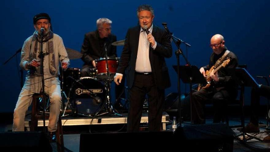 Chus Pedro y Pipo Prendes, durante un concierto en Gijón.