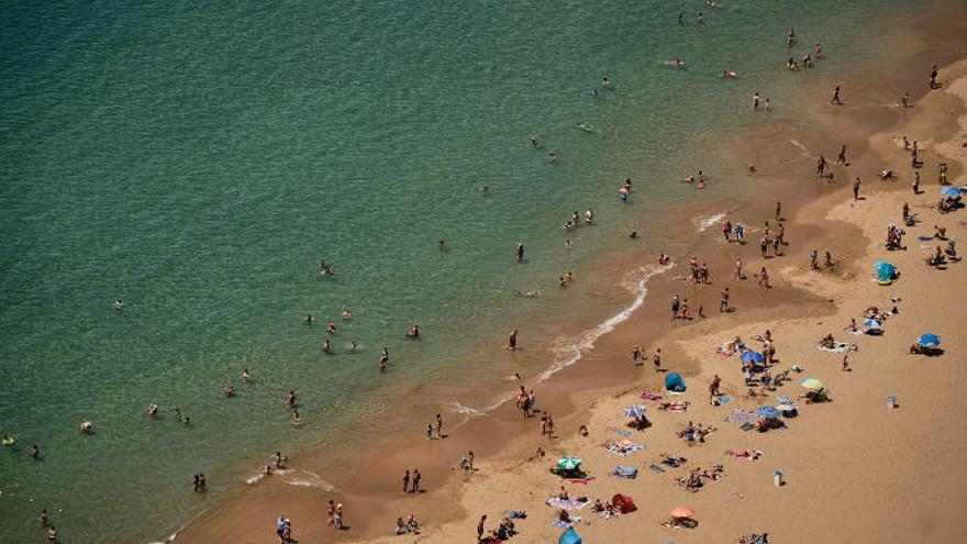 Una imagen anterior de la playa de Las Teresitas.