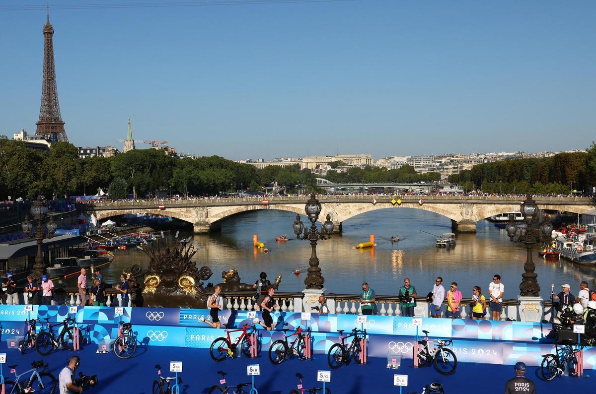 Samuel Dickinson, Gran Bretaña y Lasse Luehrs, Alemania, compitiendo en el triatlón mixto