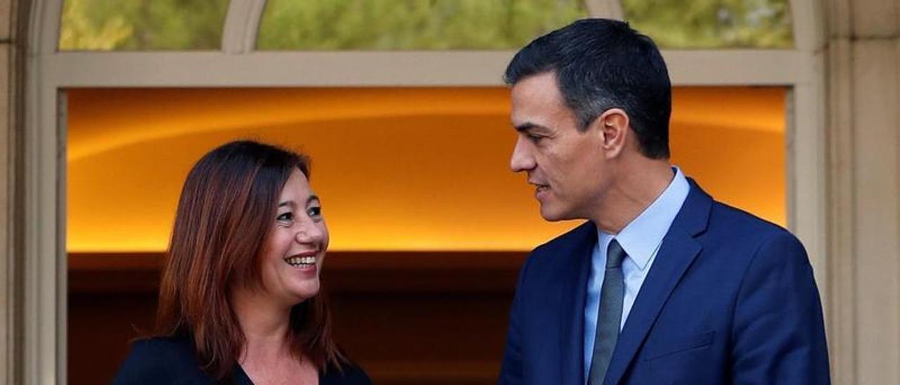 Francina Armengol con Pedro Sánchez.