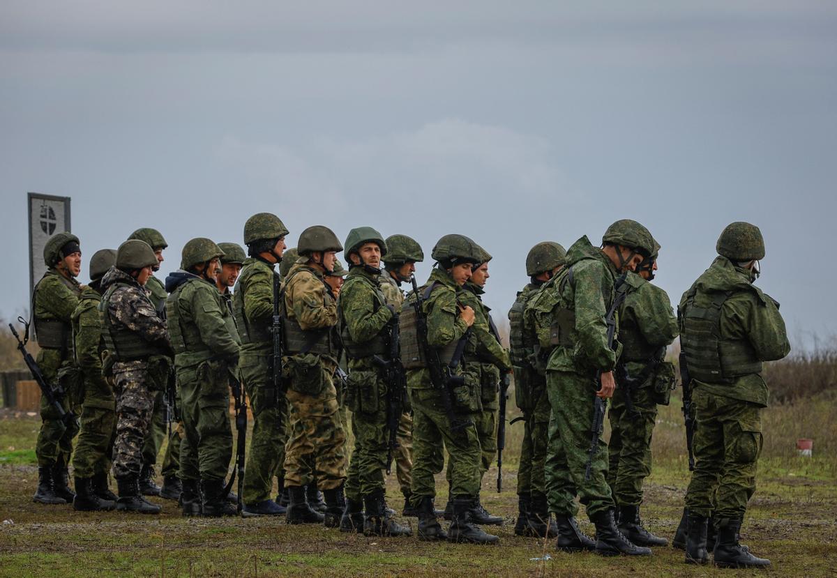 Reservistas rusos recién movilizados participan en un entrenamiento en un campo de tiro en la región de Donetsk