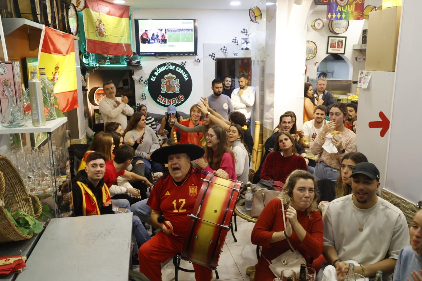 La hinchada llena bares y terrazas para seguir el Marruecos - España