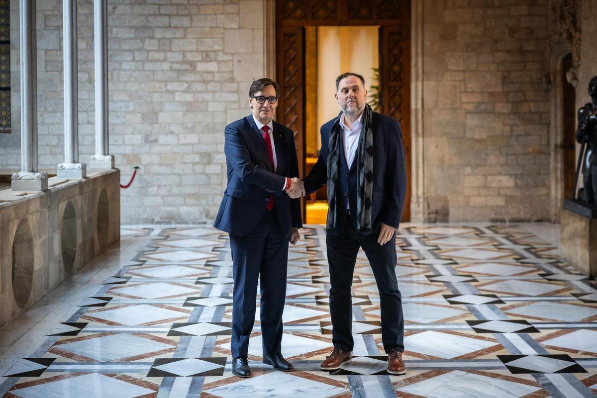 El president de la Generalitat, Salvador Illa, rep el president d'ERC, Oriol Junqueras, al Palau de la Generalitat després de l'acord del nou model de finançament