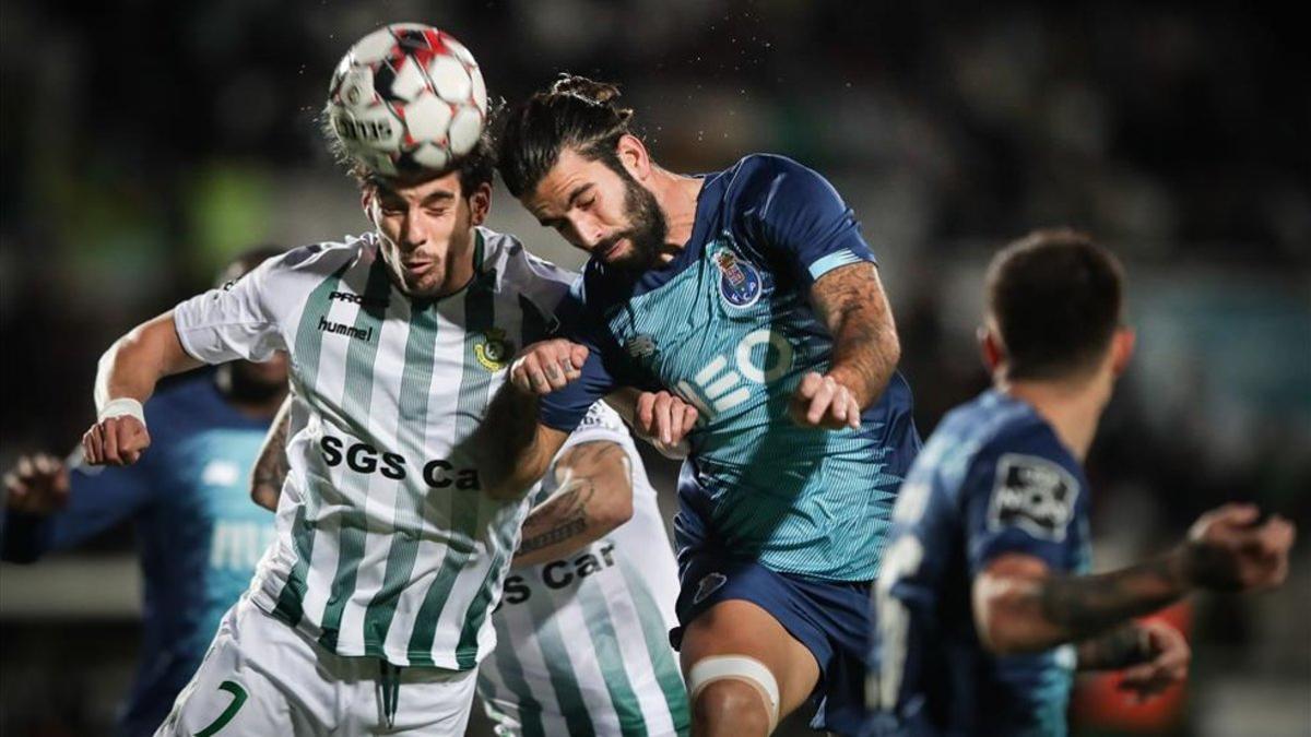 La disputa de un balón en el Vitoria Setúbal-Porto.