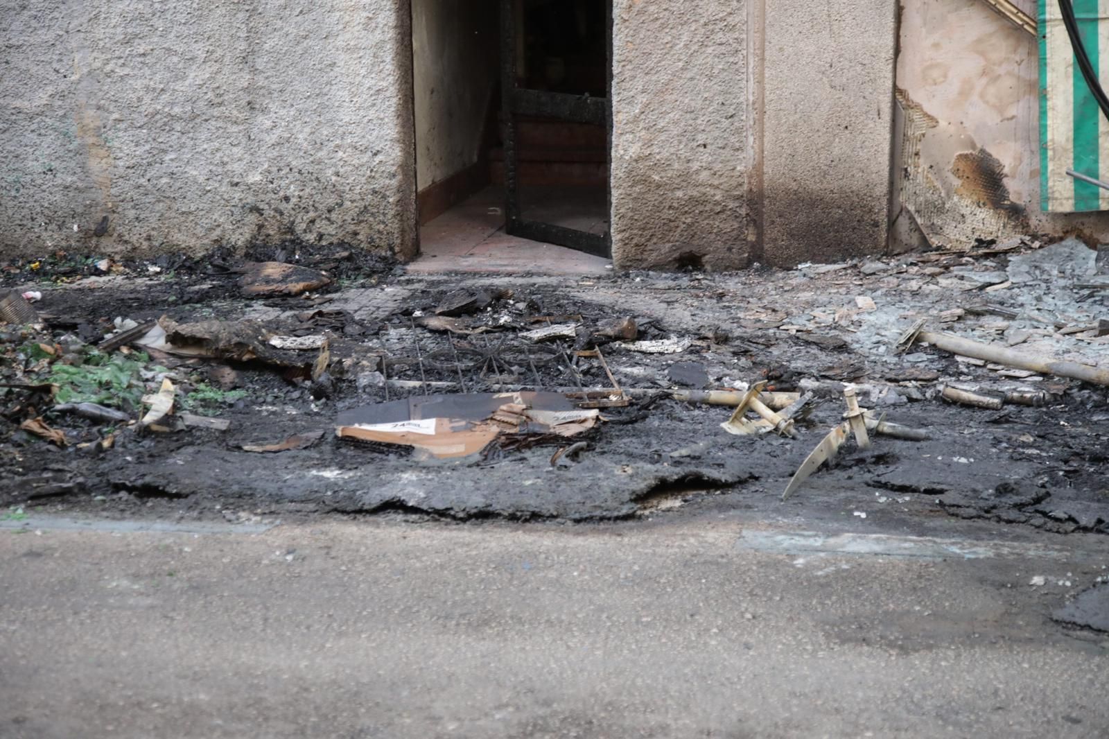 Un incendio destruye contenedores, coches y la fachada de una casa en Palma