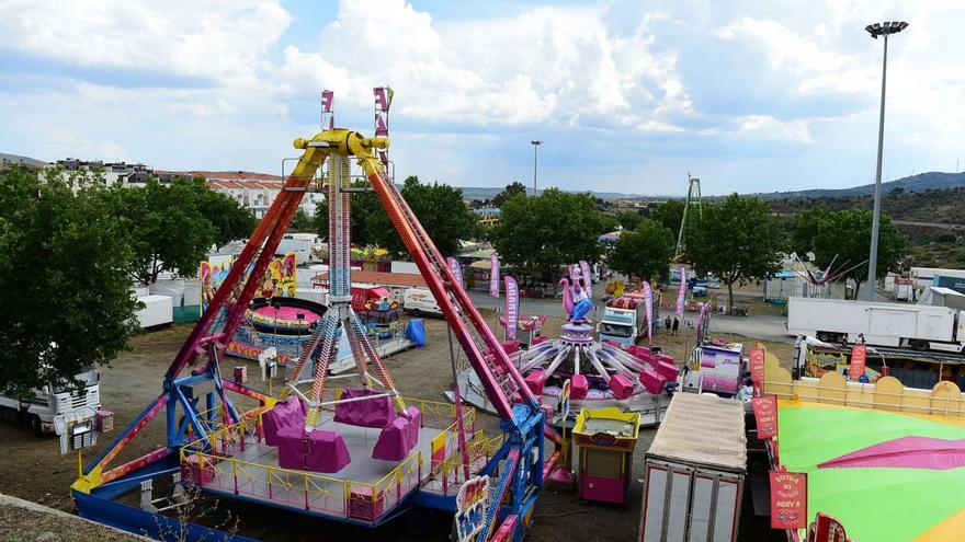 Atracciones ya montadas en el recinto ferial. | TONI GUDIEL