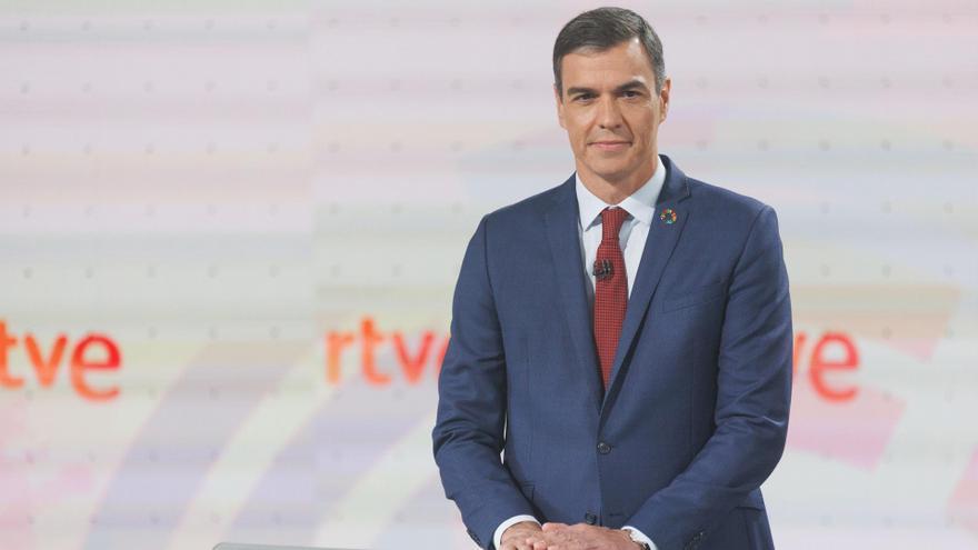 El presidente del Gobierno, Pedro Sánchez, antes de un debate electoral en RTVE