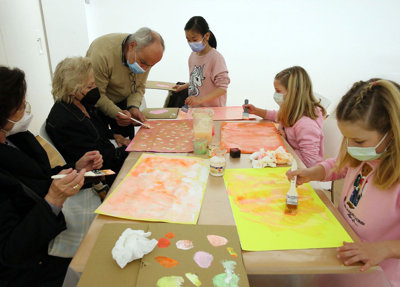 Pintando con niños para combatir la demencia