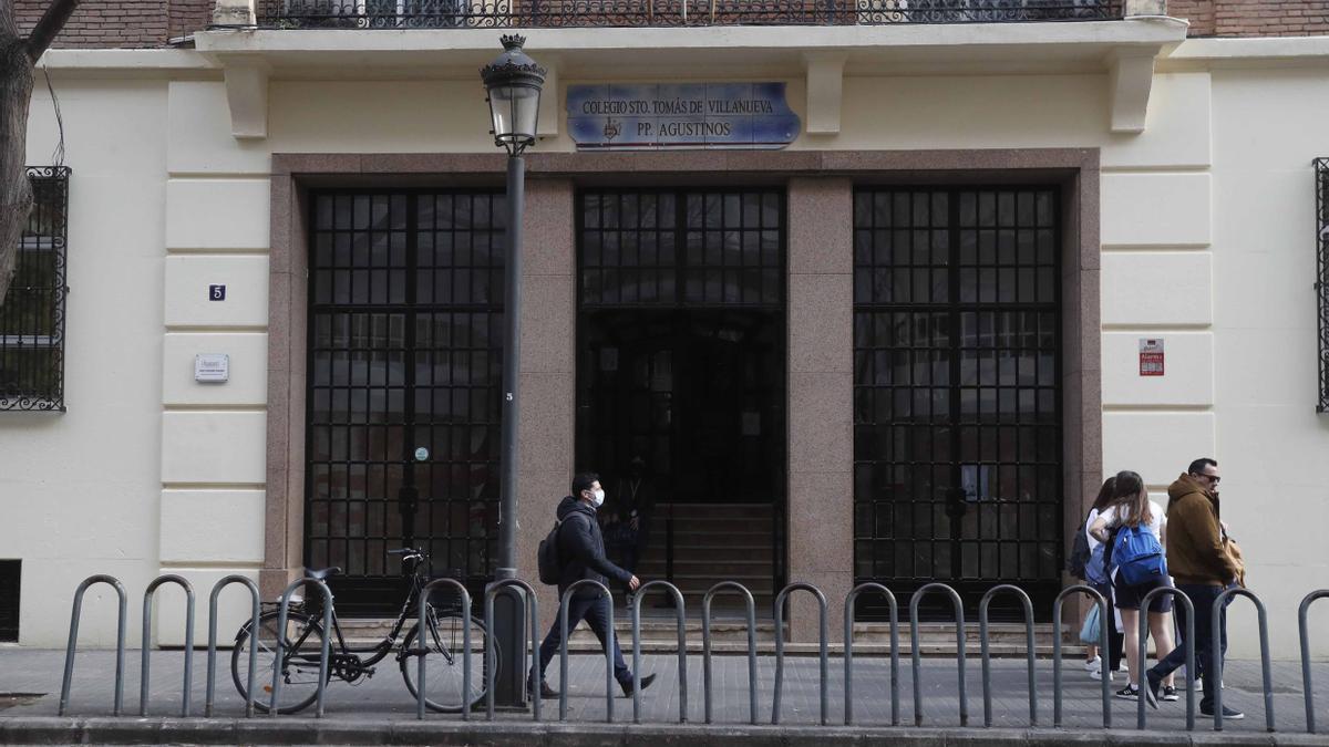 Fachada edificio del colegio Agustinos Santo Tomas de Villanueva de València.