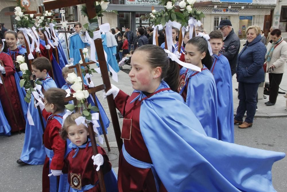 El momento más emotivo es el cambio del manto negro de la Virgen al blanco