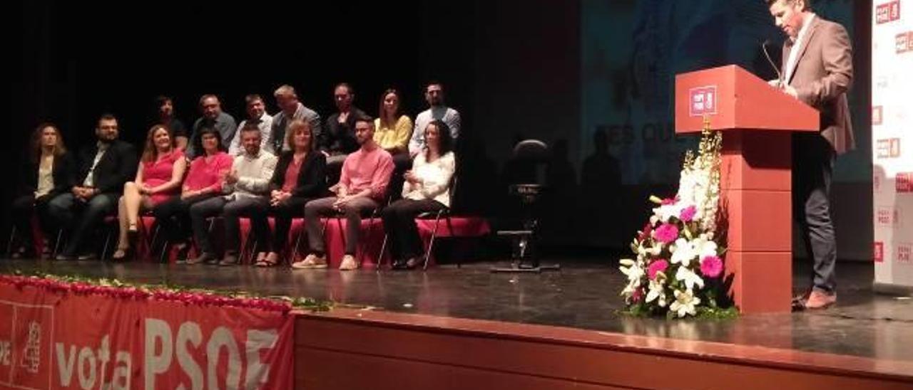 Víctor Borràs habla en el mitin del sábado junto a los miembros de la candidatura socialista.