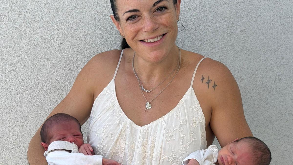 Laura Pedruelo, con sus pequeños Lucas y Mateo