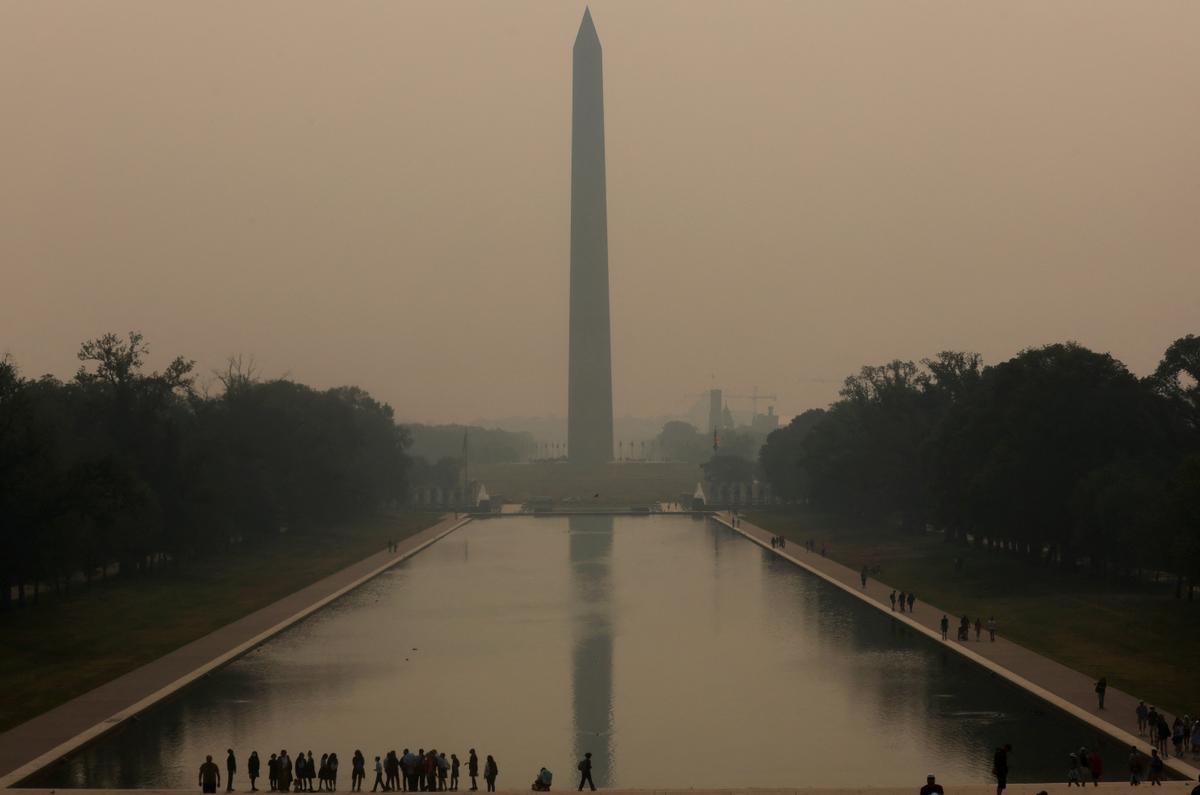 Nueva York está cubierto por el humo de los incendios forestales en Canadá . Nueva York encabezó la lista de las principales ciudades más contaminadas del mundo el martes por la noche, mientras el humo de los incendios continúa cubriendo la costa este.