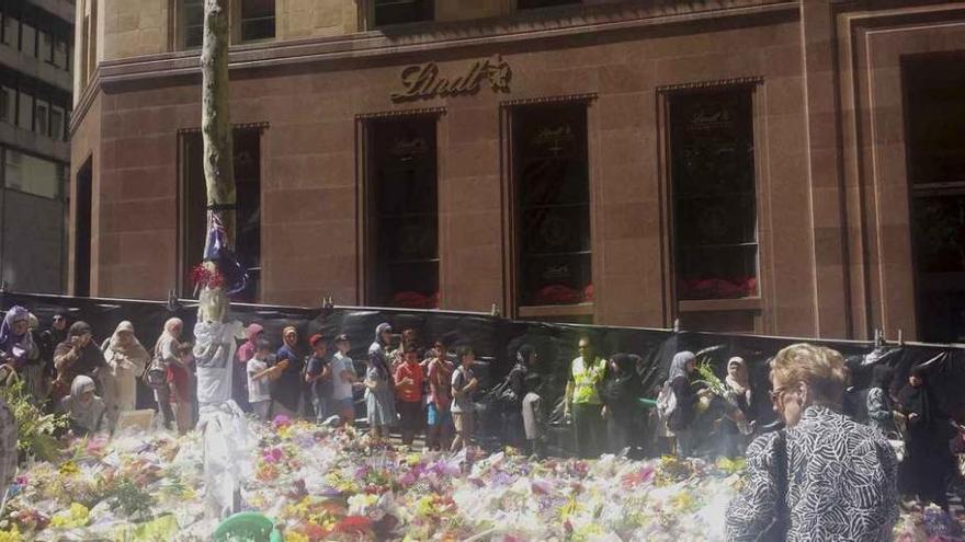 Martin Place, lugar donde ocurrió el secuestro en el centro de Sídney, inundado de flores para recordar a las víctimas.