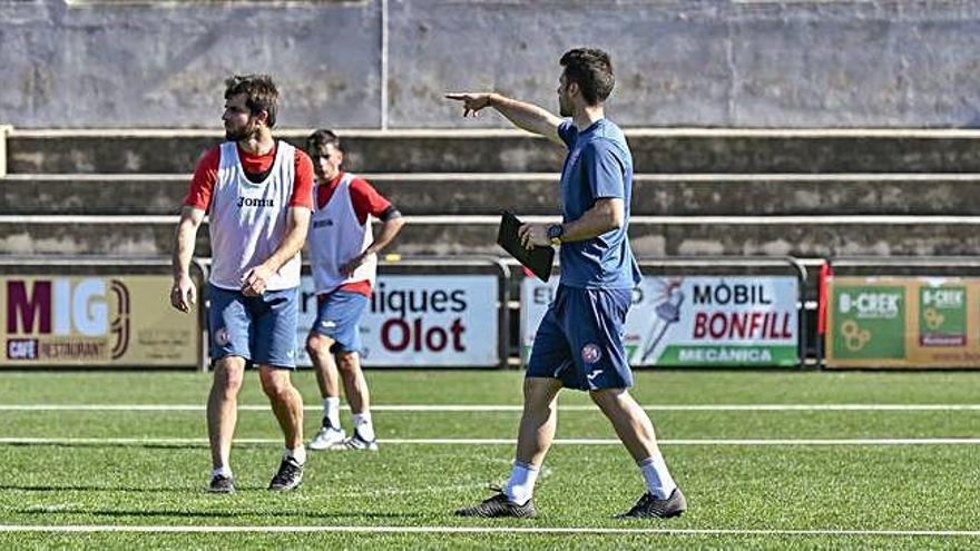 Kevin Martínez, mà dreta de Raúl Garrido, en un entrenament de l&#039;Olot.