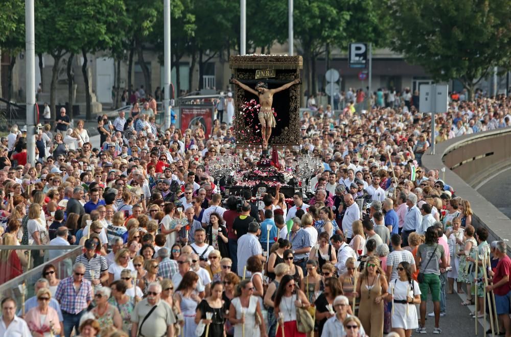 Miles de fieles acompañan a la imagen del nazareno en la tradicional procesión por el centro de la ciudad con principio y final en la Colegiata.