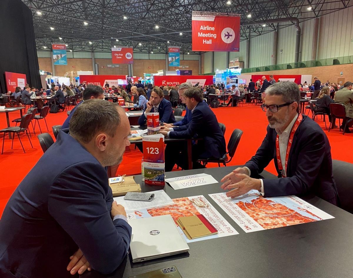 El director general de Aerocas, Justo Vellón, en la feria Routes Europe.