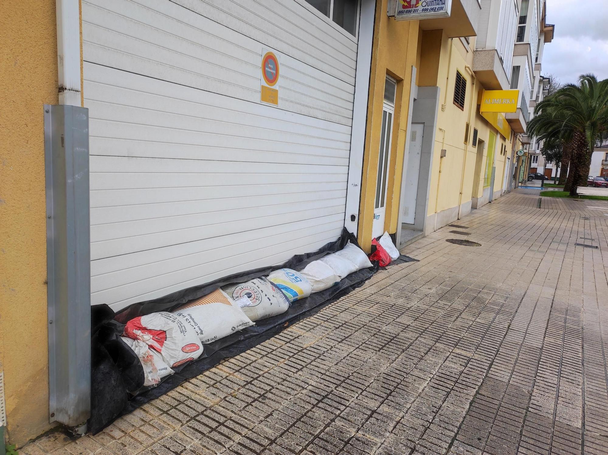 En imágenes: Así se protege Vegadeo frente a las mareas vivas de estos días