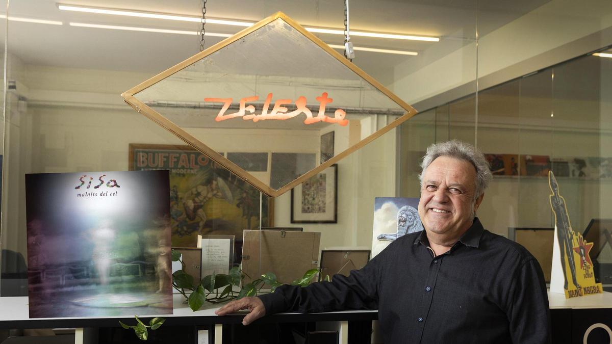 Enric Pedascoll en la oficina de la discográfica Satélite K con la icónica lámpara del Zeleste.