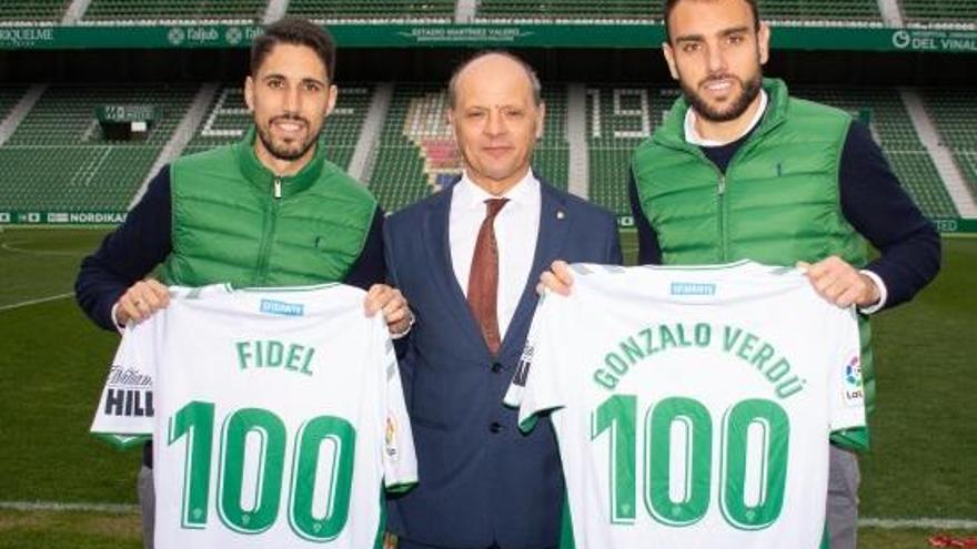 Gonzalo Verdú y Fidel junto al presidente del Elche, Joaquín Buitrago y las camisetas conmemorativas