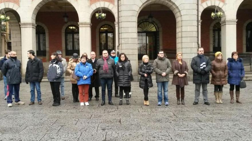Concentración ante el Ayuntamiento de Zamora por el atentado de París