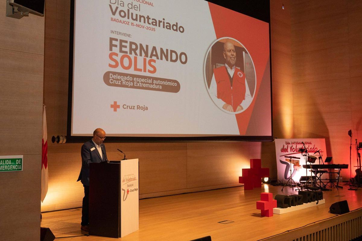 Fernando Solís, delegado especial autonómico de Cruz Roja Extremadura, durante su intervención en el acto.