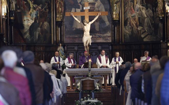 En imágenes: La despedida del párroco Víctor Fernández Gaínza en Avilés