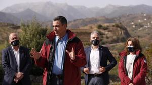 El presidente del Gobierno, Pedro Sánchez, durante su intervención tras la reunión que mantuvo este 31 de enero de 2022 con los alcaldes de la mancomunidad en el Parque de Sierra de las Nieves, en Tolox (Málaga). Con él, la vicepresidenta tercera, Teresa Ribera (d), y el consejero de Presidencia de la Junta, el popular Elías Bendodo (2d).