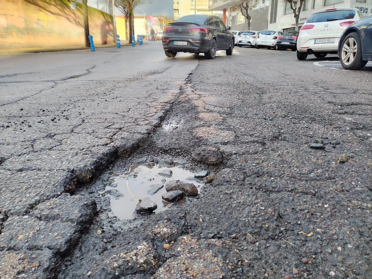 Uno de los baches que se acumulan en Plasencia, a la espera del plan de asfaltado.