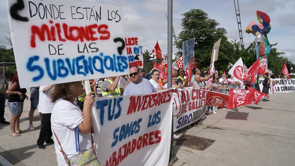 Trabajadores de las fábricas de Siro en la concentración celebrada ante las Cortes regionales