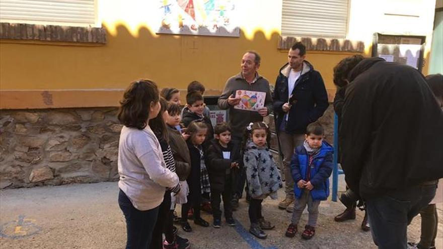 Los escolares ponen su sello en la fachada de La Huecha