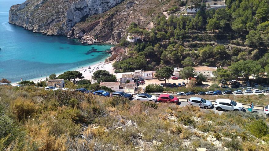 La cala de la Granadella de Xàbia, hasta arriba de coches