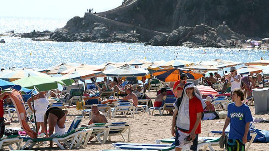 La platja de Lloret de Mar, aquest passat dijous, amb els últims banyistes del final de la temporada d&#039;estiu.