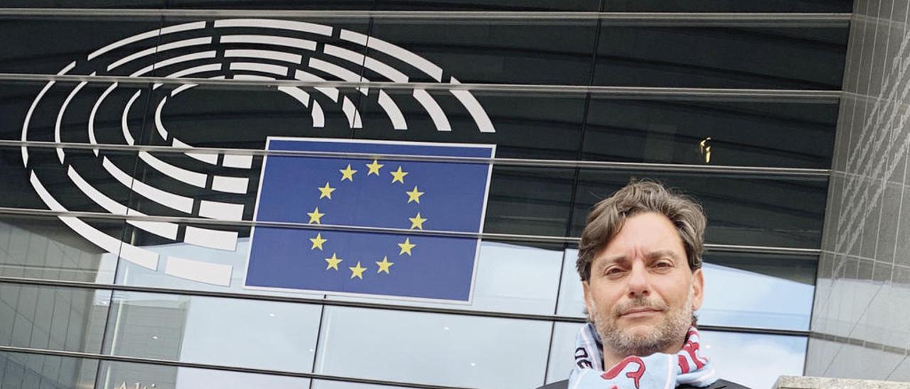 Cristian, con su bufanda del Celta, en una de las entradas al Parlamento Europeo de Bruselas.