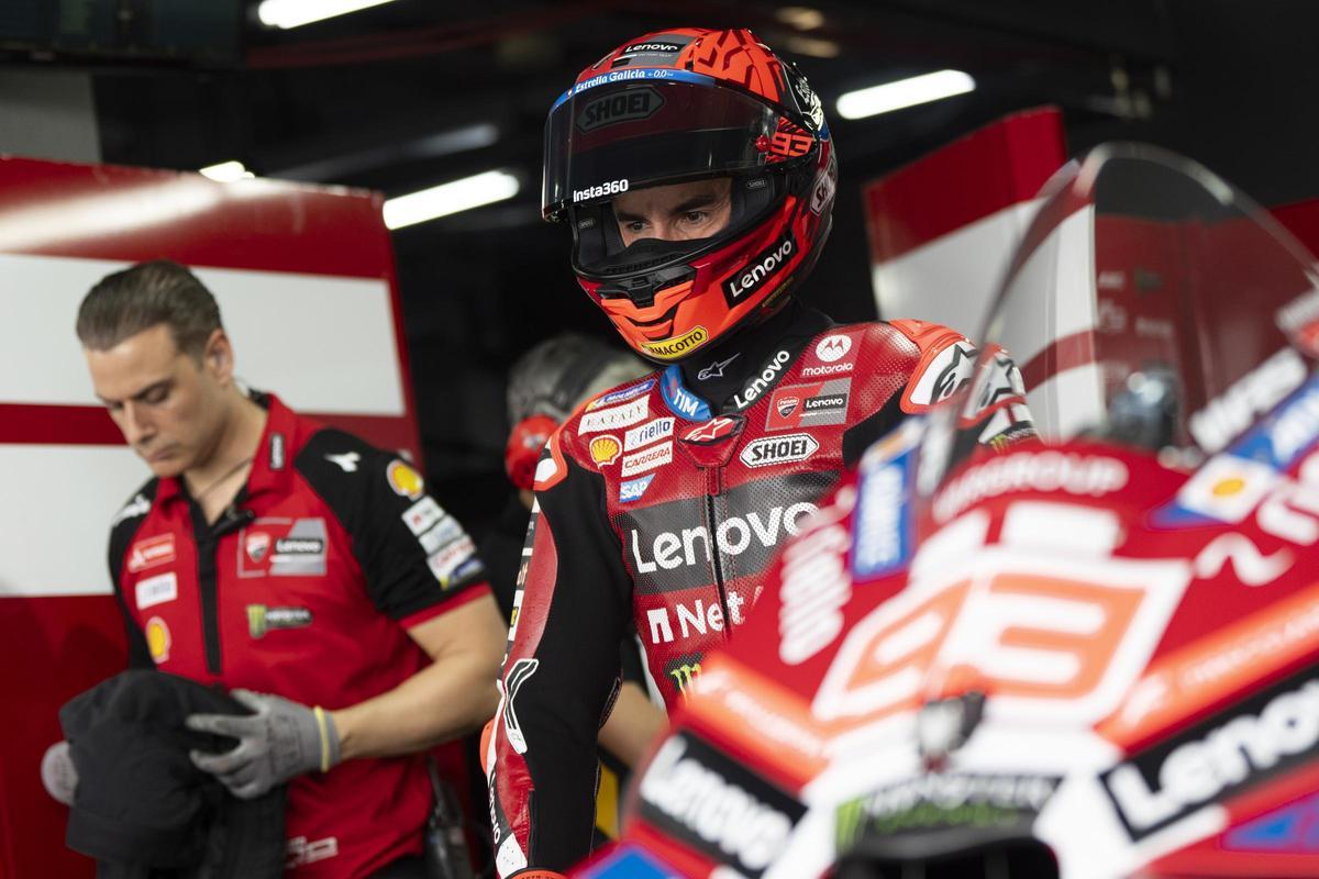 Marc Márquez abandonó su asiento en el taller del Ducati Lenovo para subirse a su 'Desmosedici', ayer, en Suriram (Tailandia).