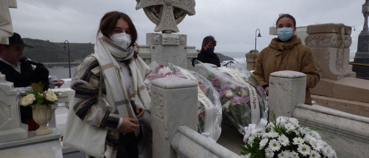 Clara Gamonal y Catalina Suárez, en el momento de la ofrenda floral ante la tumba de Severo Ochoa. | D. Á.