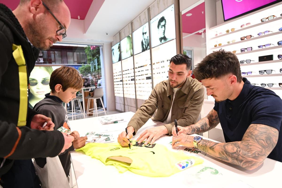 Rafa Mir se da un polémico baño de masas tras su denuncia racista