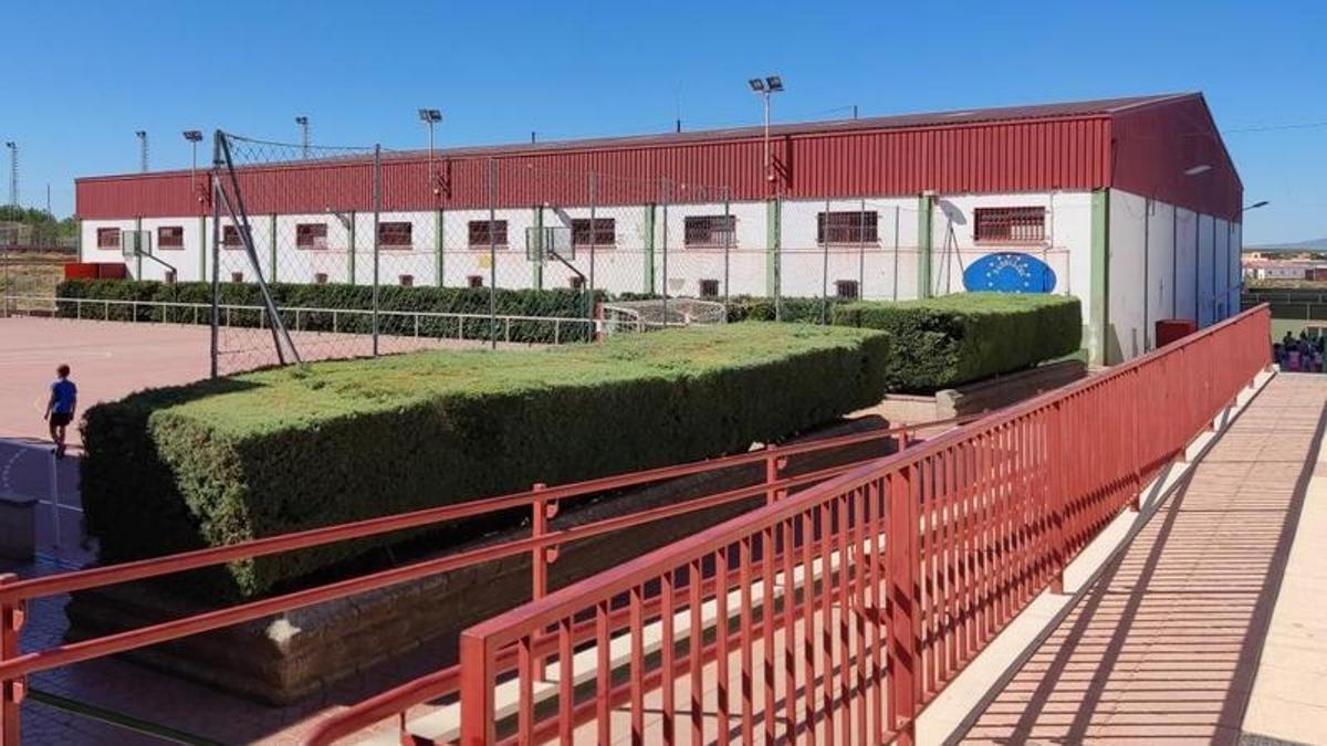 Pista entre pabellones del polideportivo Tomás de la Hera.