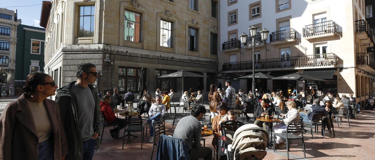 Ambiente en una terraza de Oviedo.