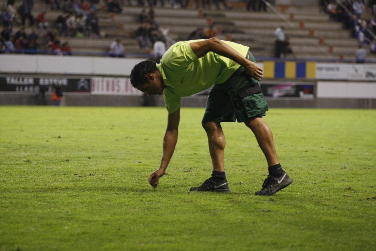 Garagarza controla l'estat de la gespa durant la mitja part d'un partit al Nou Estadi de Palamós