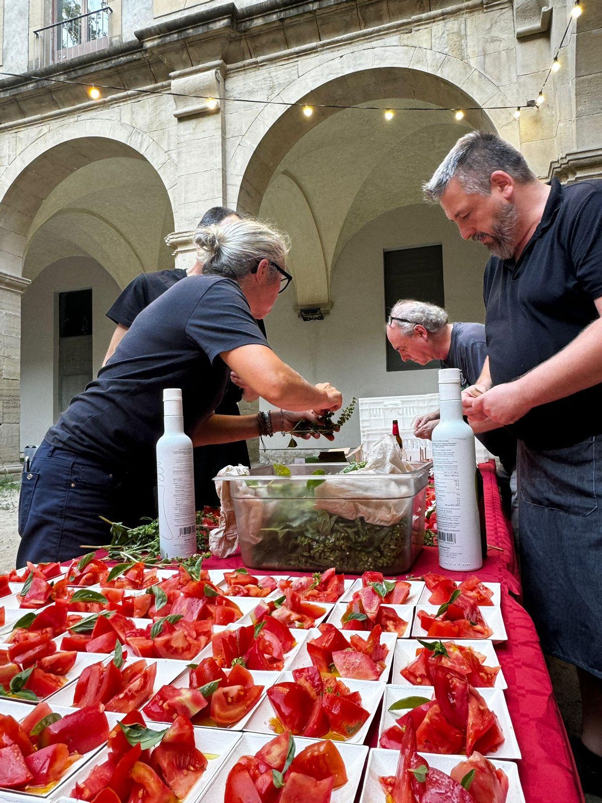 Prteparatius d'un dels plats del tomàquet, en l'edició de l'any passat al claustre del Museu de Manresa