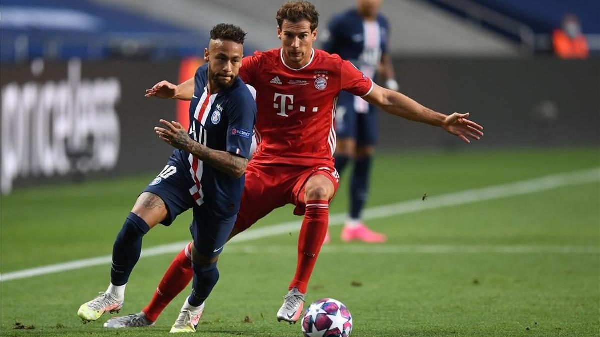 Neymar intenta superar a Goretzka en la final de la Champions