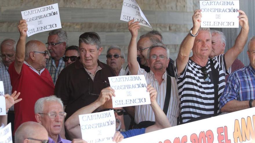 Integrantes de la Asociación de Perjudicados por el amianto, ayer en la Asamblea.