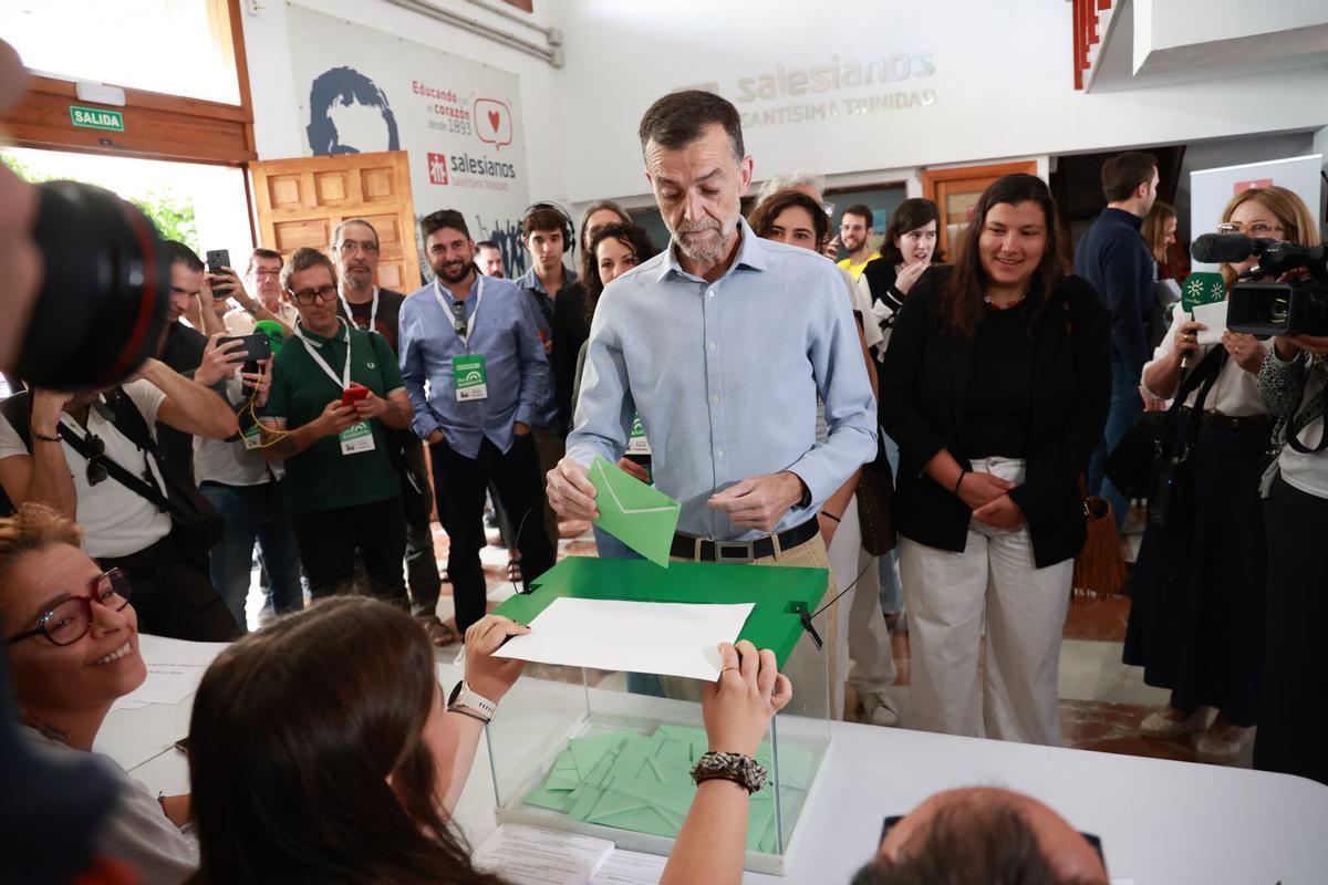 El candidato de Por Andalucía a la Presidencia de la Junta, Antonio Maíllo (c) votando este domingo.