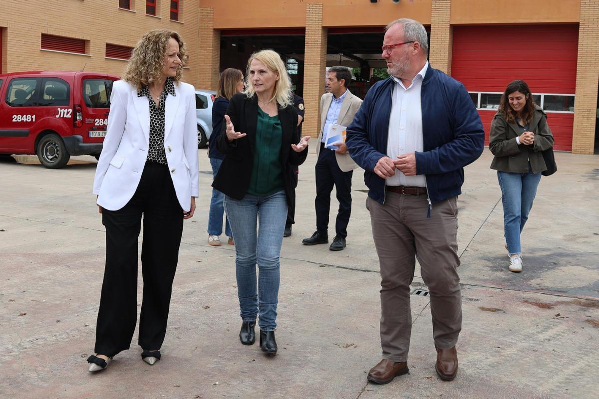 La alcaldesa Amparo Folgado y el diputado Avelino Mascarell visitan el Parc de Bombers de Torrent.